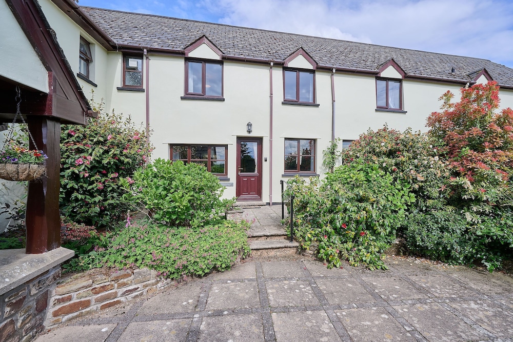 Host Stay Coombe Cottage