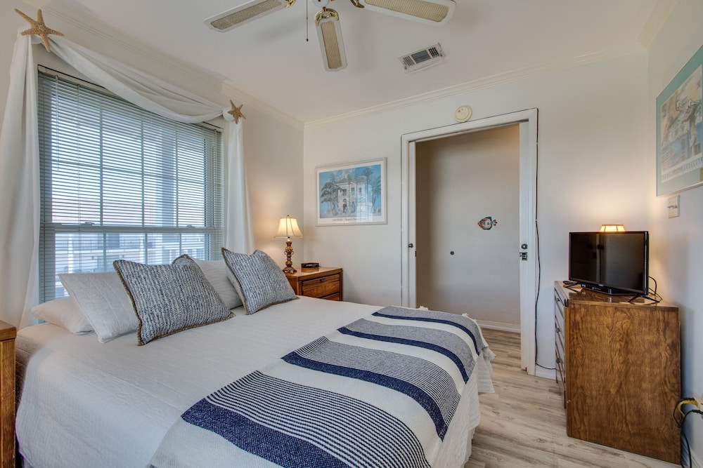 Summer Breeze 312 1 Bedroom Condo by RedAwning view 4
