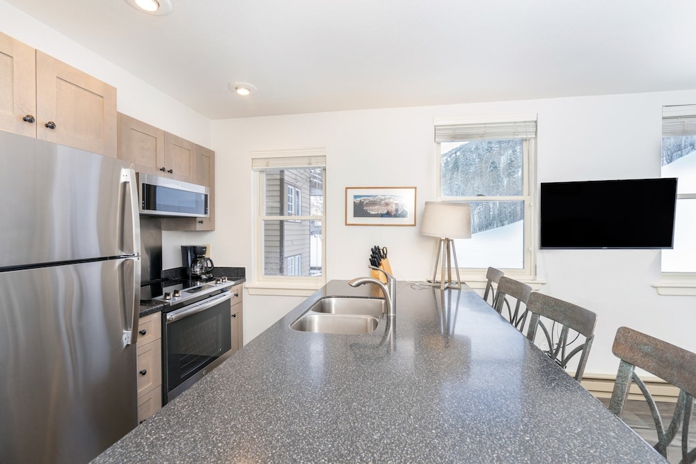 Etta Place 1 by Avantstay Ski In/ Ski Out Unit w/ Views of the Slopes! view 4