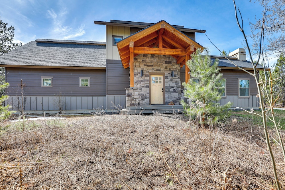 Donnelly Cabin w/ Hot Tub < 1 Mi to Boulder Creek! view 4