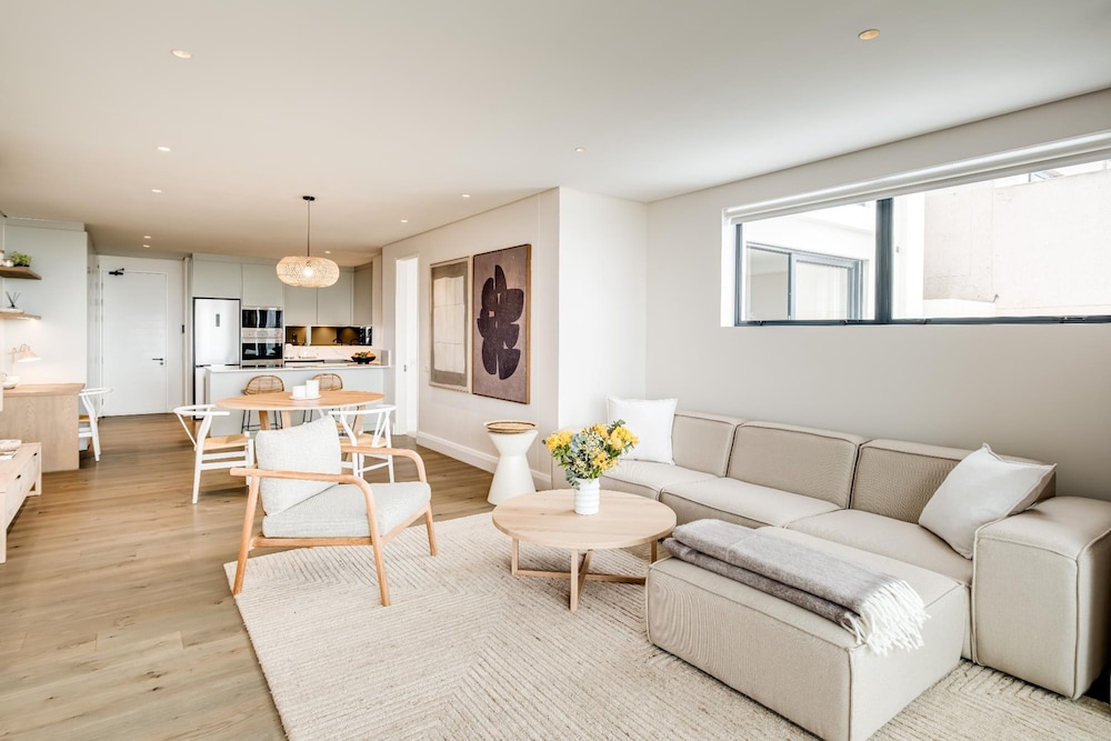 Ocean View 1bed Apartment in Sea Point Marlo Cove