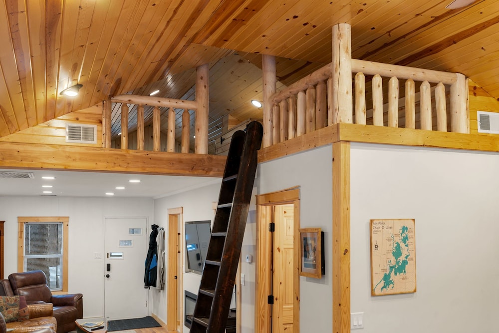 Cozy 3BR Cabin With Hot Tub on Nippersink Creek