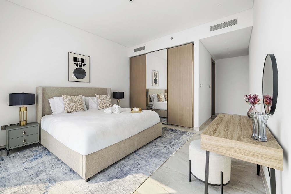 Elegant 3BR Canal & Burj Khalifa Views