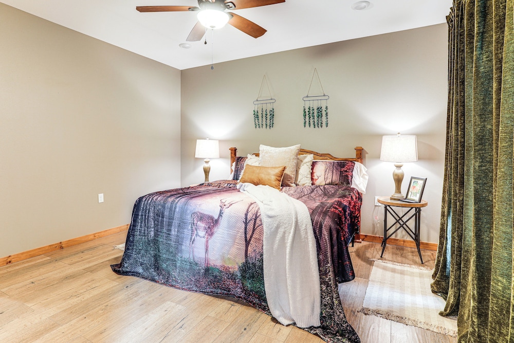 Lake Views & Golf Access at Secluded Drasco Lodge