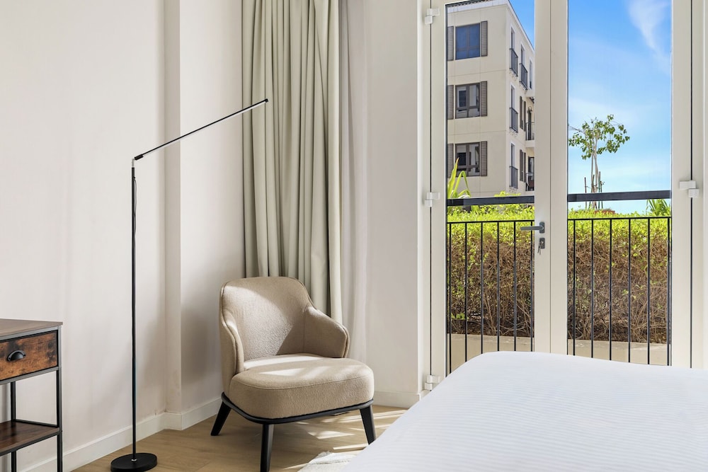Stylish 2BR with Beach Access
