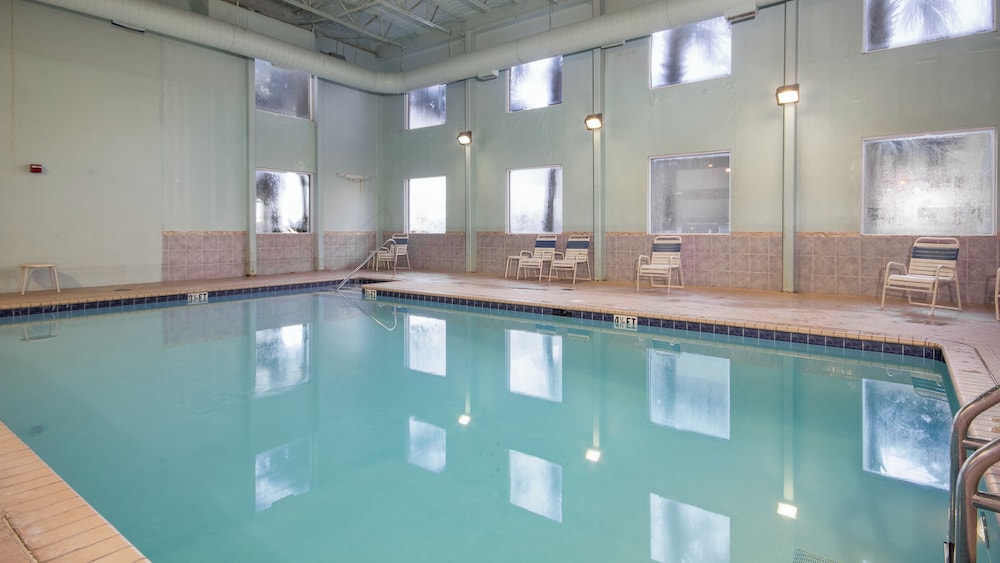 Tidewater Escape: 1br/2ba Beachfront Condo, Sleeps 6, Gulf Views & Comfort!