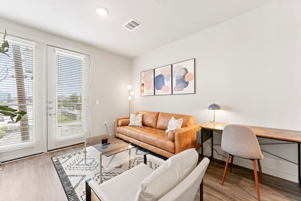 Prime Soco Quaint 1BR King Suite w Pool Parking - Image 5