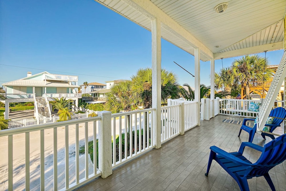 Perfect Beach House 2min Walk With Heated Pool and Hot Tub 4 bed 3 Bath With Pet Friendly