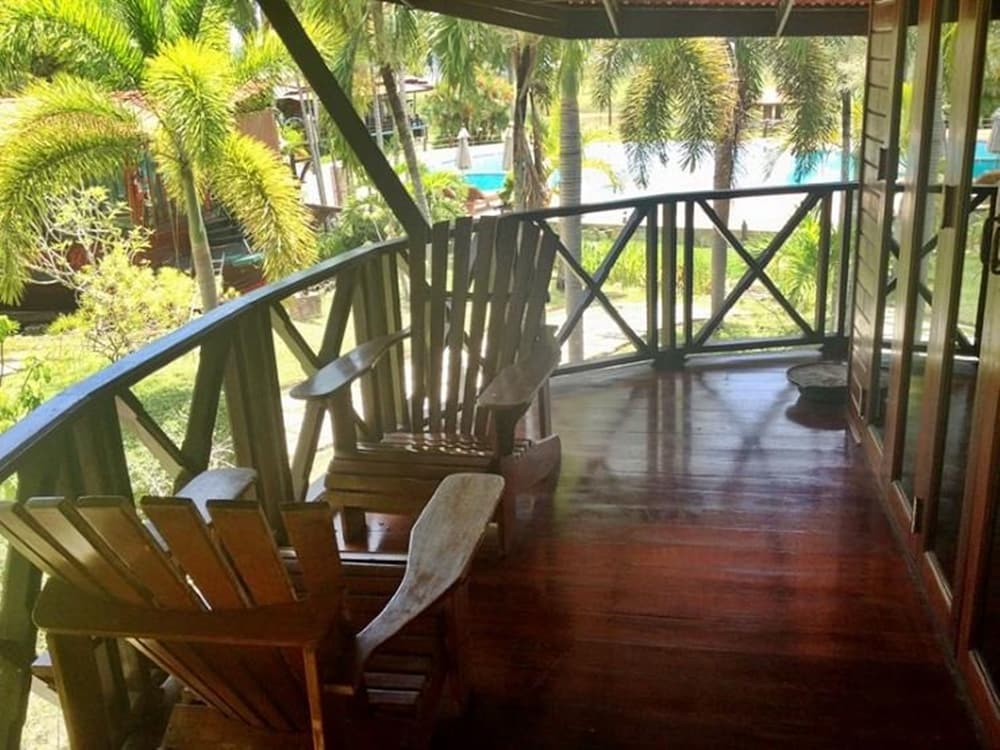 Kaengkrachan Boathouse Paradise Resort