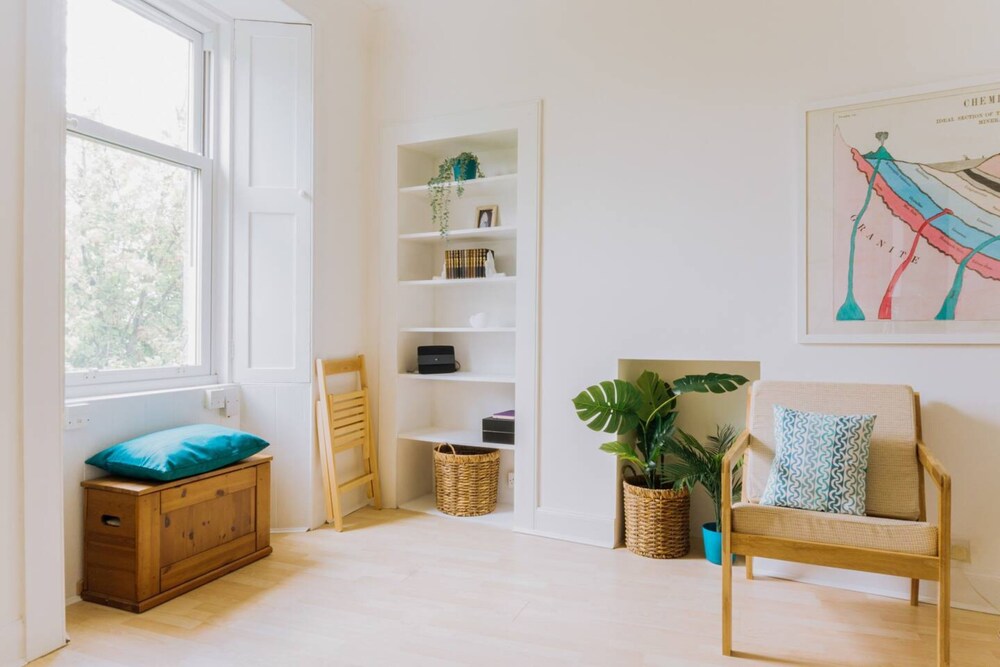 Cosy 1 Bedroom Apartment Right Beside Holyrood Park view 5