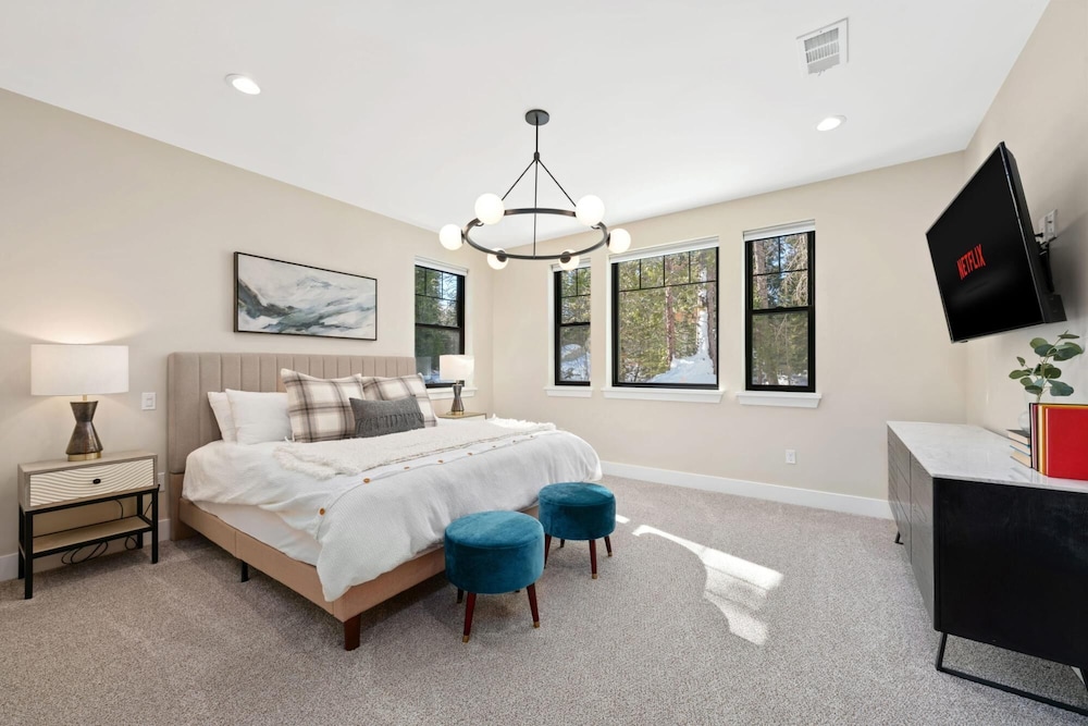 Luxury Retreat Home w Hot Tub - Property Image 39