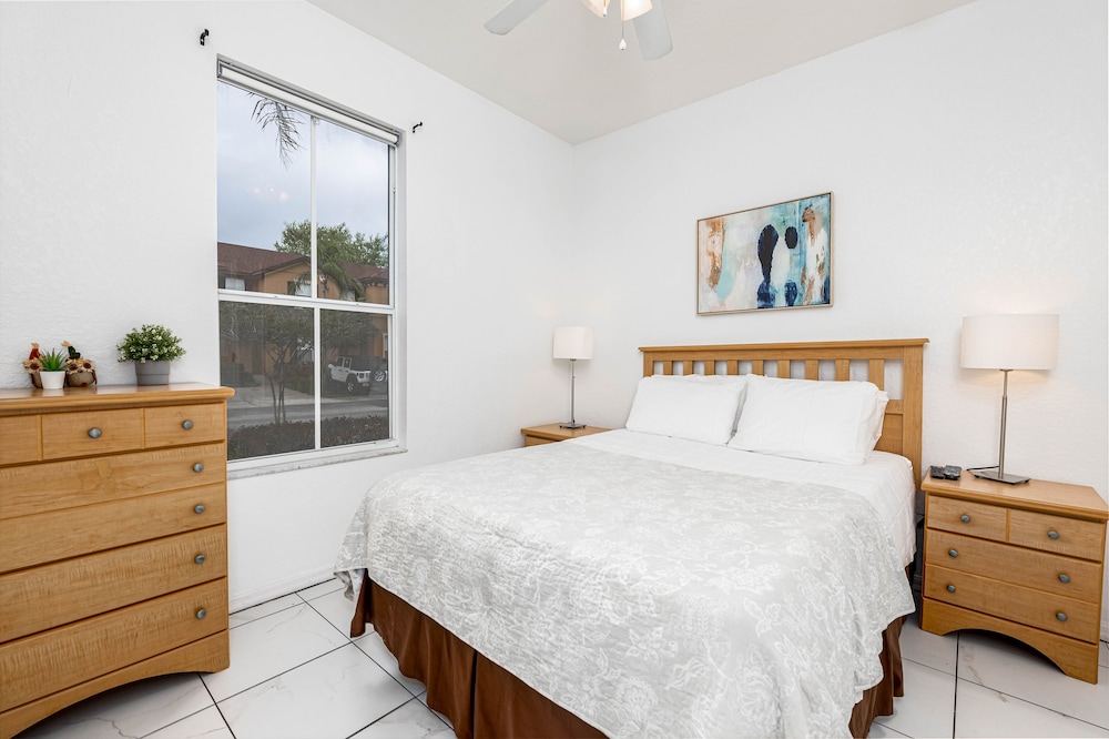 218rp 4 Bedroom Townhouse by RedAwning