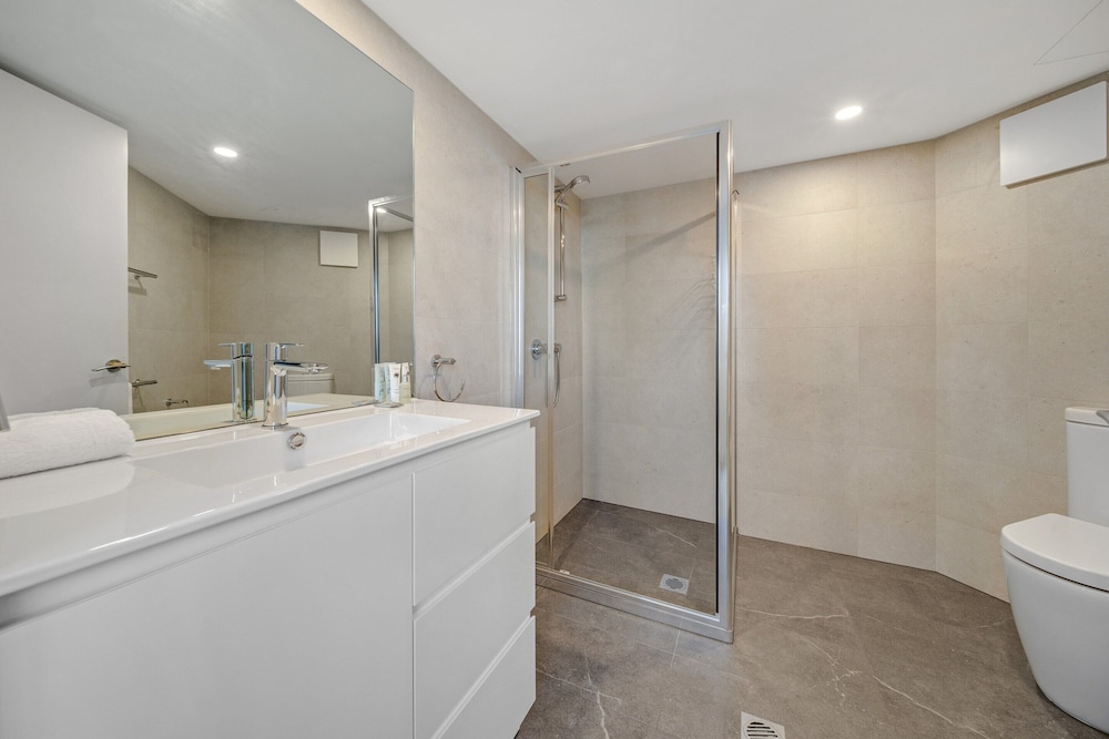 Central 2-bed Apartment With Pool, Gym and Spa