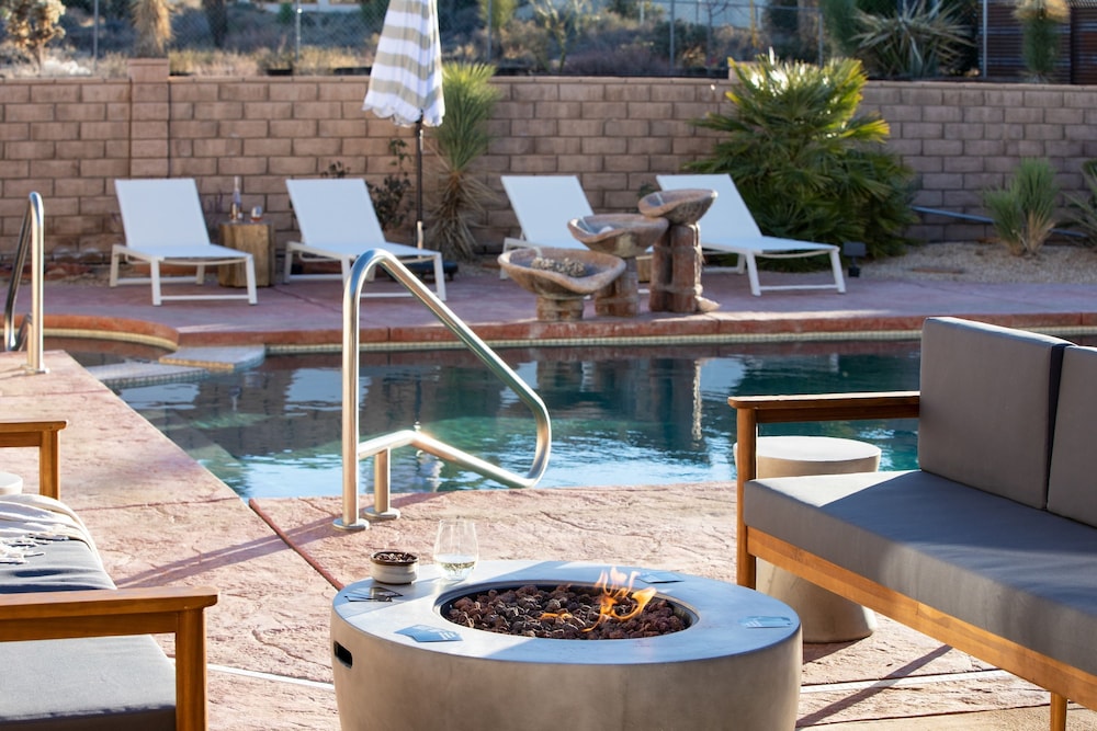 Lava Rocks by Avantstay Gorgeous Desert Haven w Pool Hot Tub Fire Pit Ping Pong