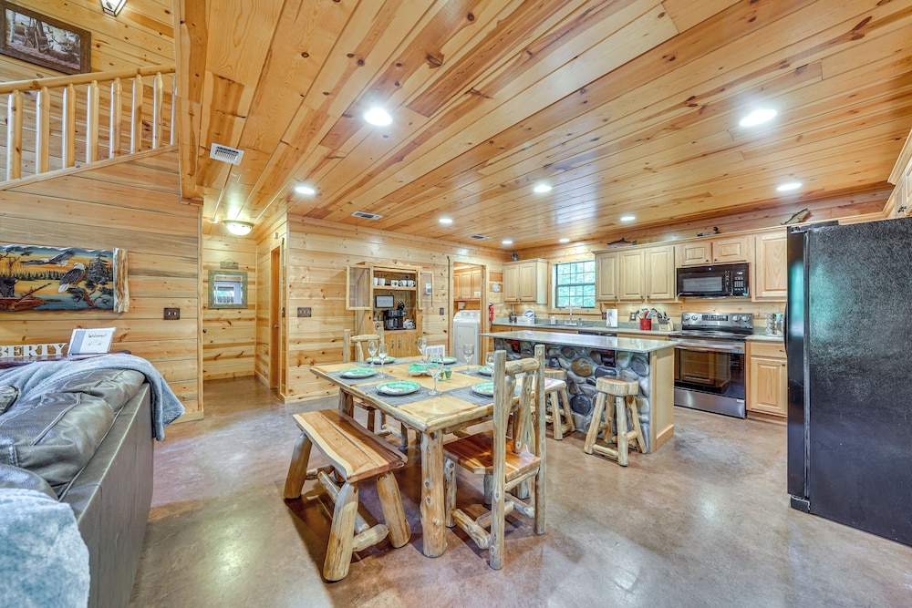 Hot Tub + Game Room: Family Retreat in Broken Bow