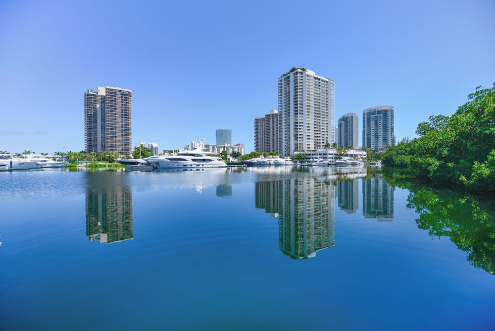 Lux Condo at Yacht Club 10min from Beach