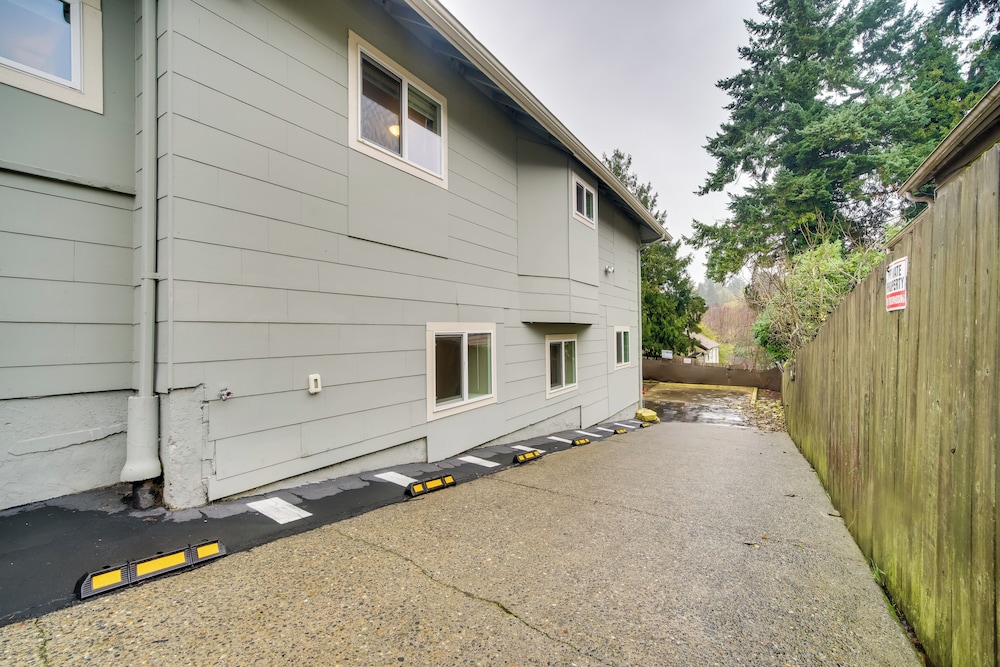 2 Mi to Lumen Field! 2nd-floor Apartment w/ Deck