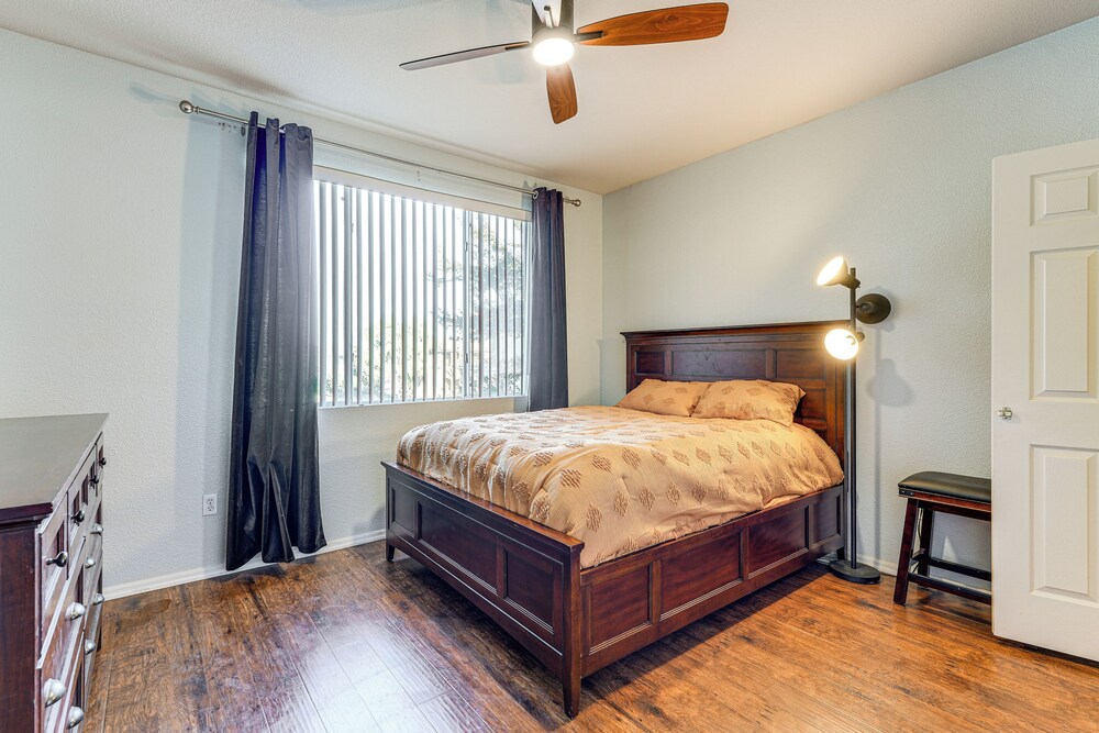 Walk to Papago Park: Condo in Phoenix