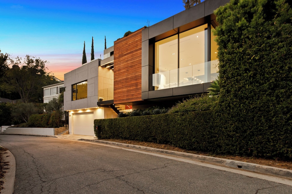 Belfast Estate - Mid-century Meets Modern - Luxe Poolside Villa