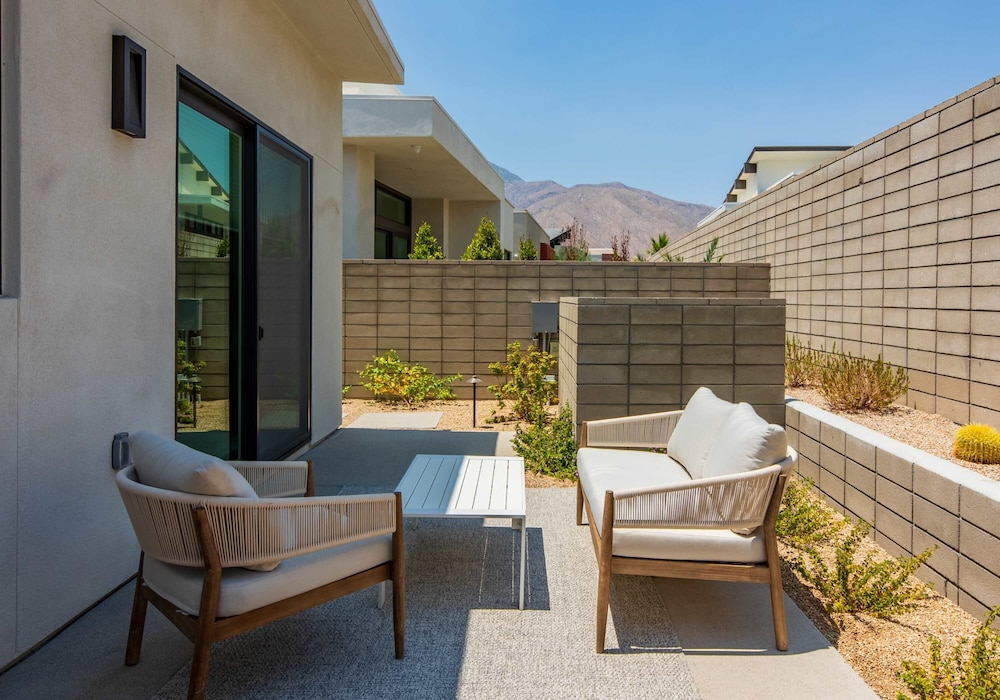 Modern Miralon - Sophisticated Retreat for Up To 5 w/ Resort Amenities