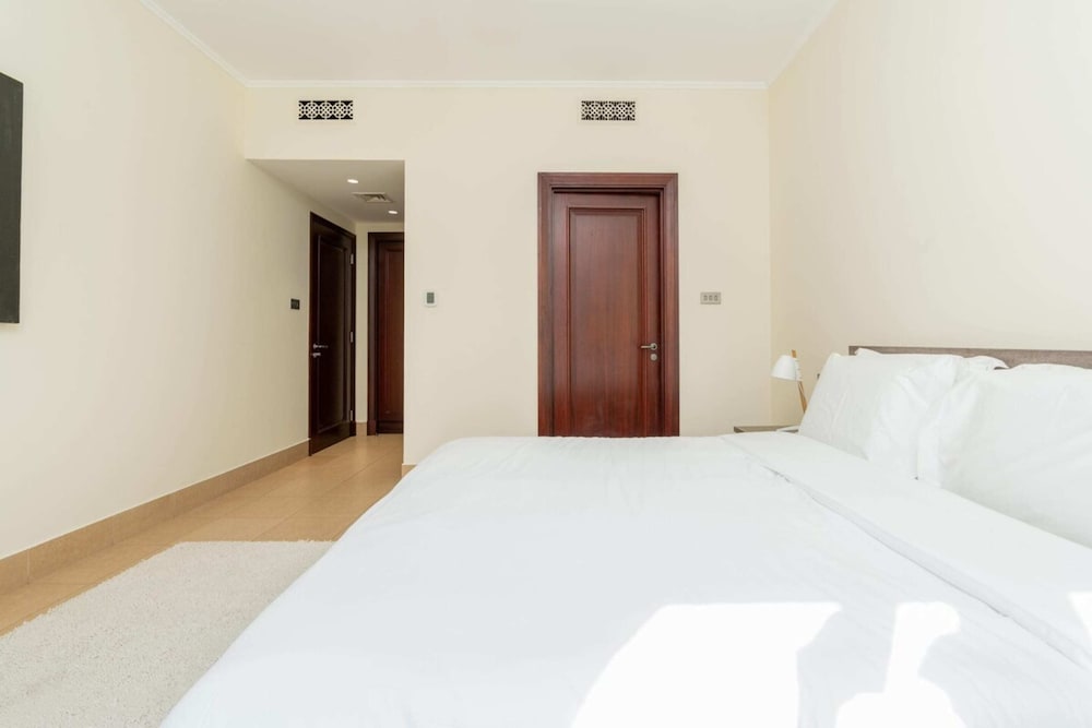 Stylish 1BD Apartment w/ Balcony, Downtown Dubai!