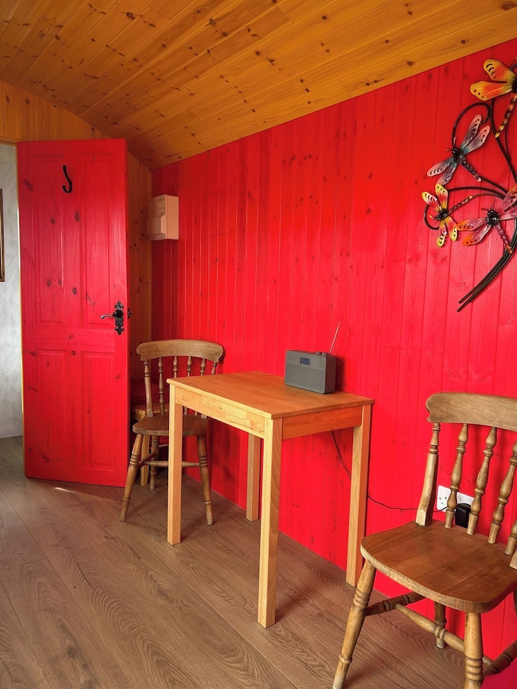 1 Bed Hut - Sleeps 2 - Parking - Smoking