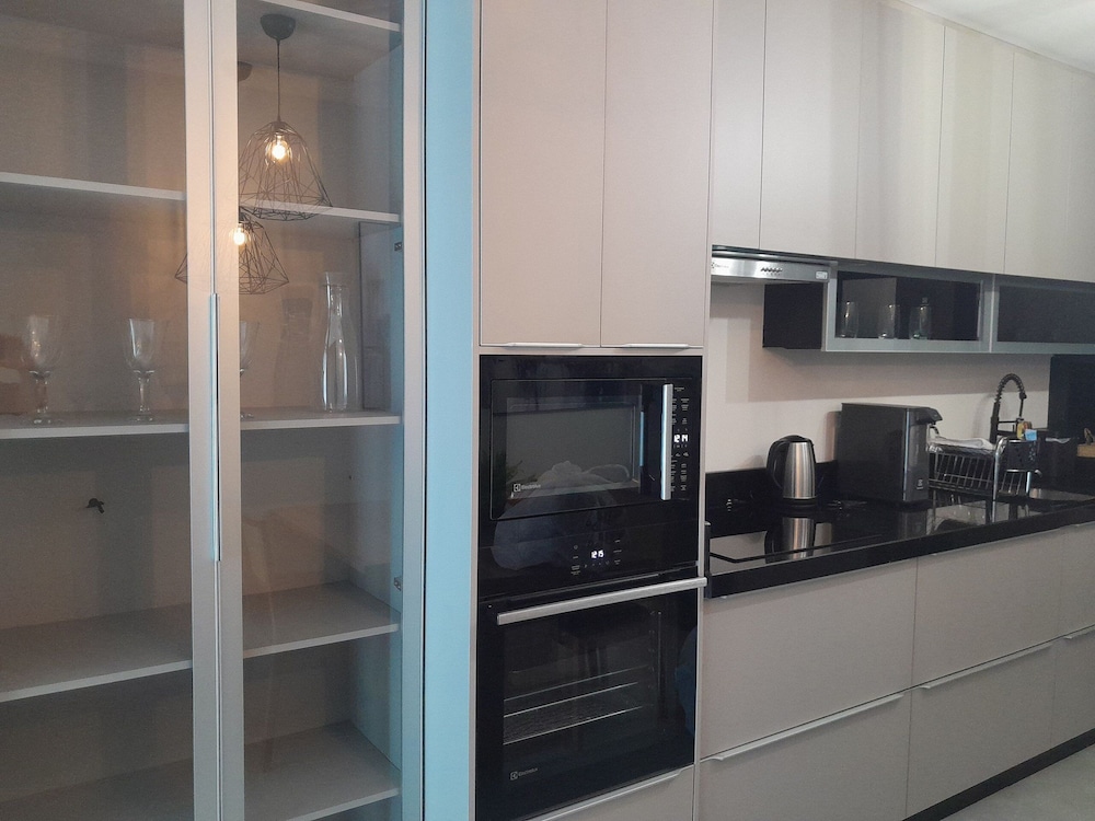 Your Exclusive Stay Just Steps From the sea in Meia Praia - FFS II