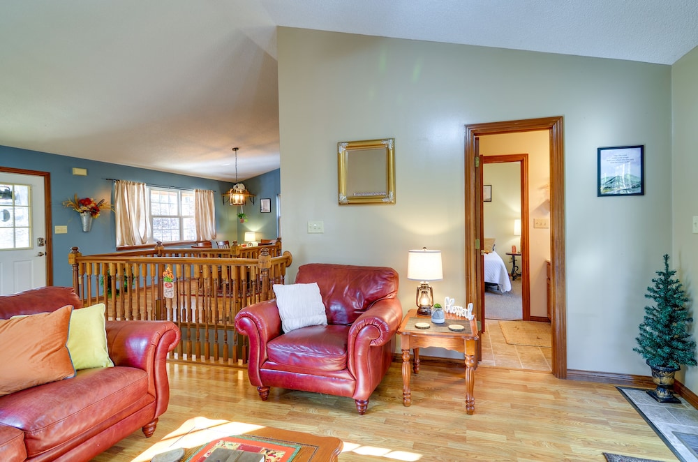 Burnside Resort Cabin w/ Hot Tub & Outdoor Spots!