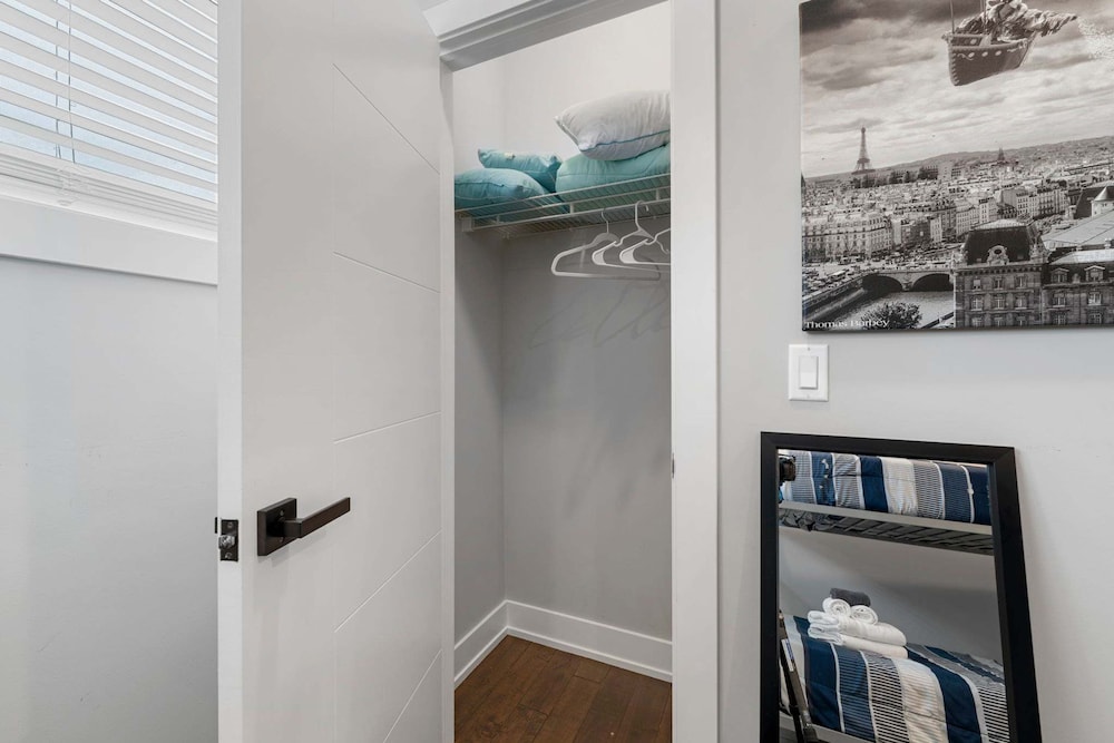 Magnificent NEW Home w 8 Beds Free Parking