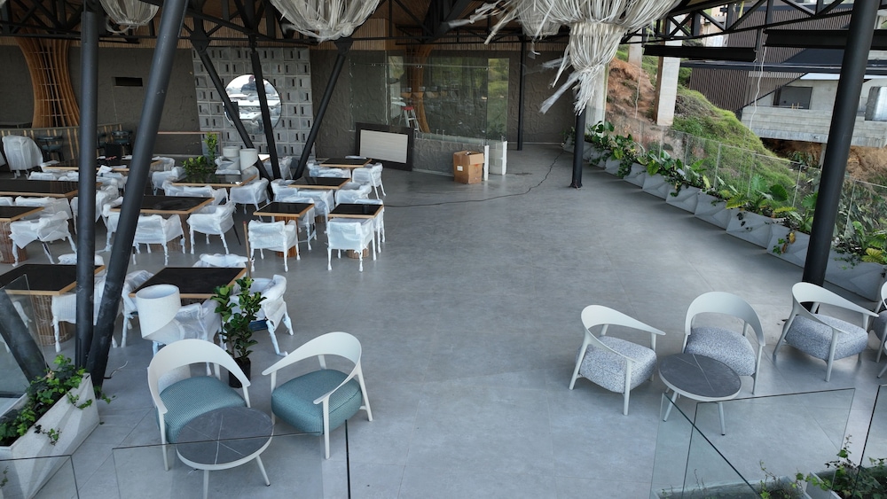 Roka Hotel