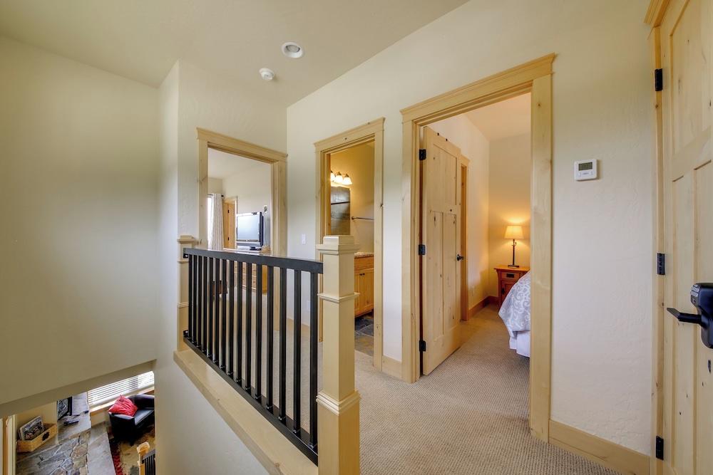 Walk to Schweitzer Village: Mountain-view Home