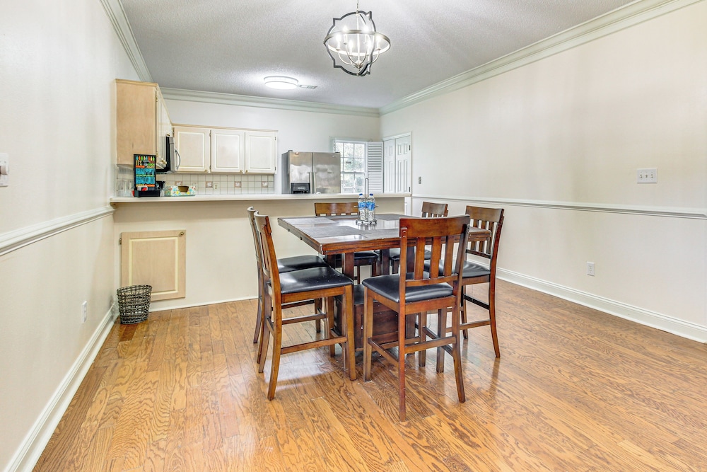 6 Mi to Dtwn Albany: Convenient Home w/ Patio