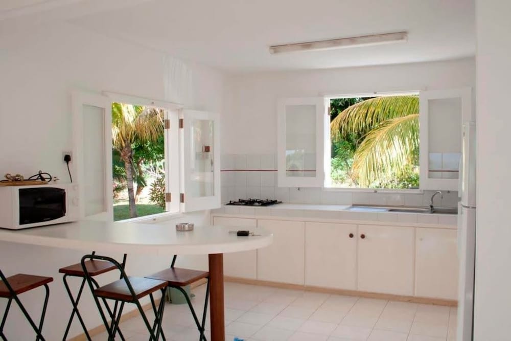 Residence With 6 Seafront Bungalows and Swimming
