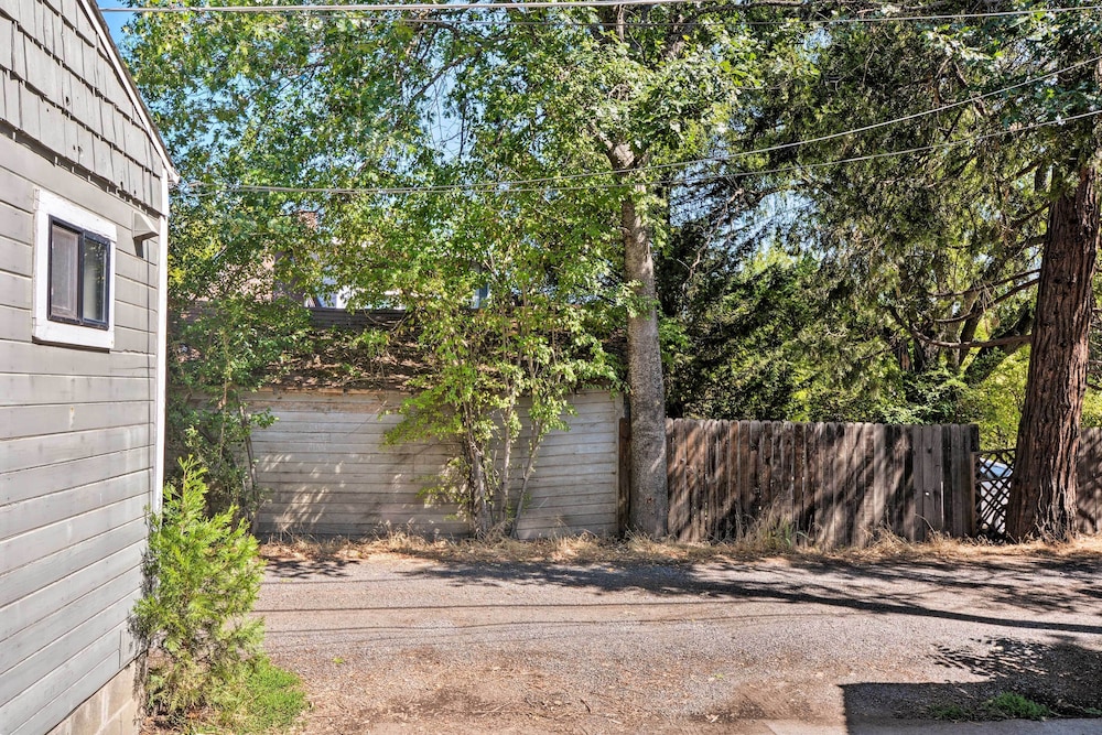 Ashland Vacations - Warm Inviting Ashland Cottage < Half-mile to SOU - Property Image 8