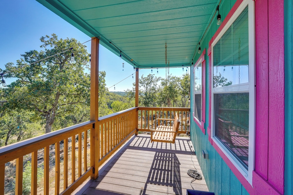 'galactikitty' - Quirky Cabin Near Lake Brownwood!