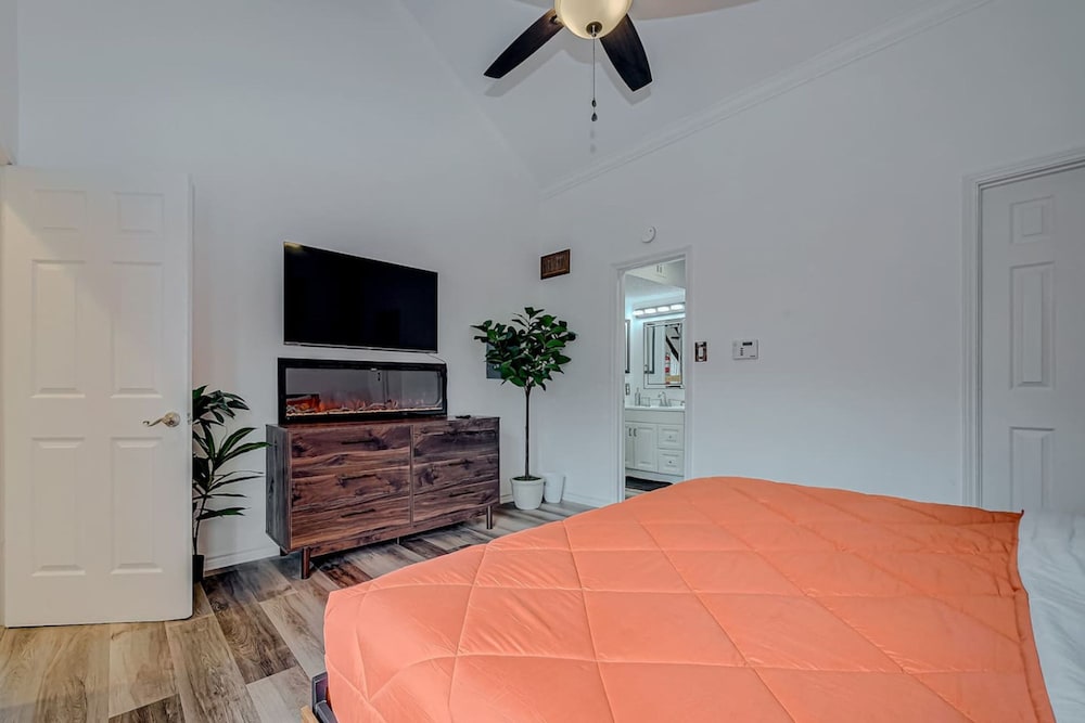 Upscale 1BR Condo in Med Center
