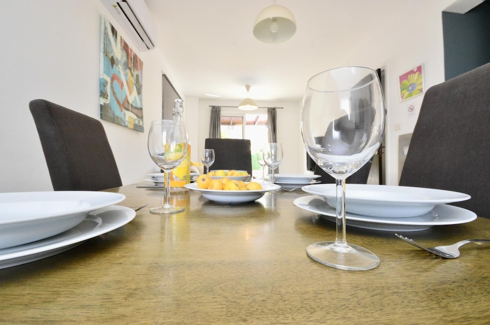 Villa Sleeps 8 With Private Pool