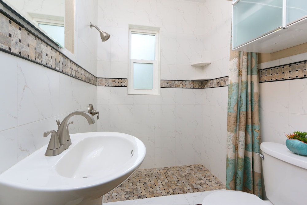 Tropic Terrace #38 - Beachfront Rental 1 Bedroom Condo by RedAwning view 5