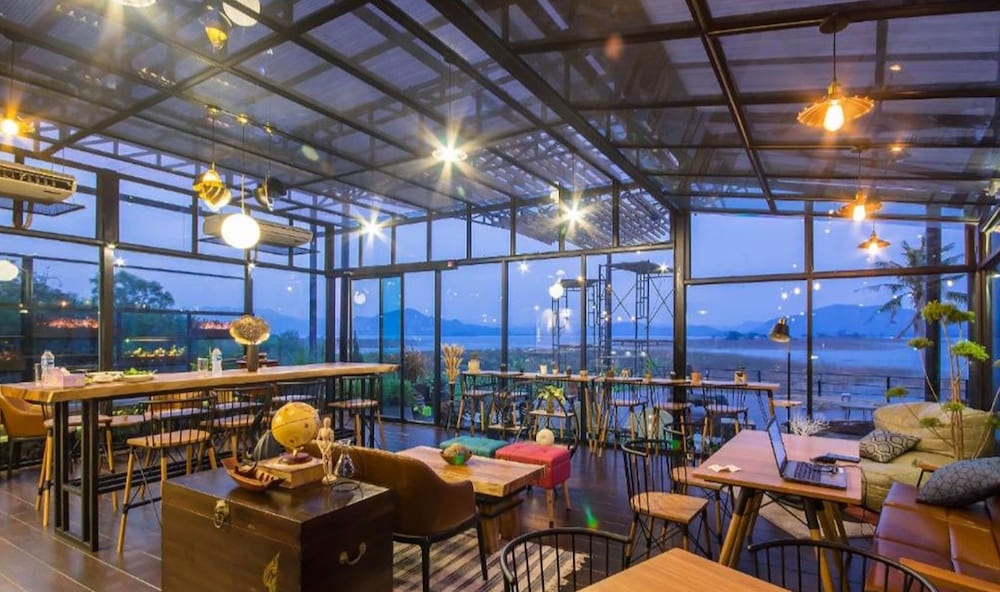 Kaengkrachan Boathouse Paradise Resort