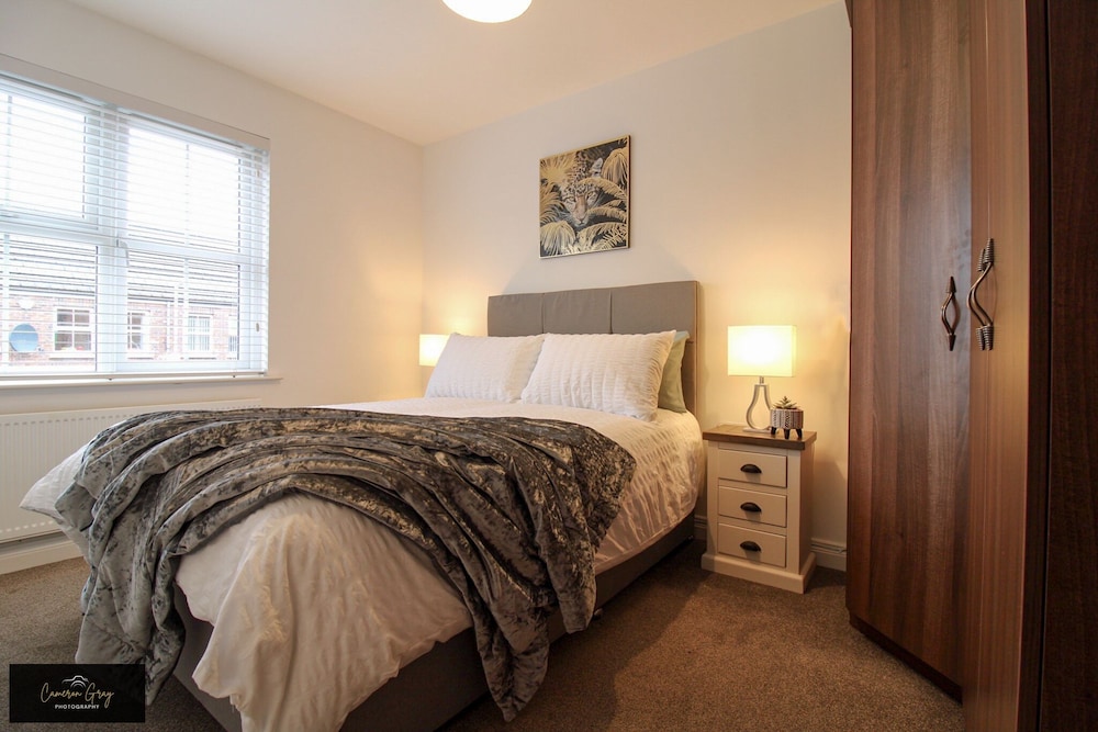 Modern Home in Belfast, Office, Parking, Wifi view 3