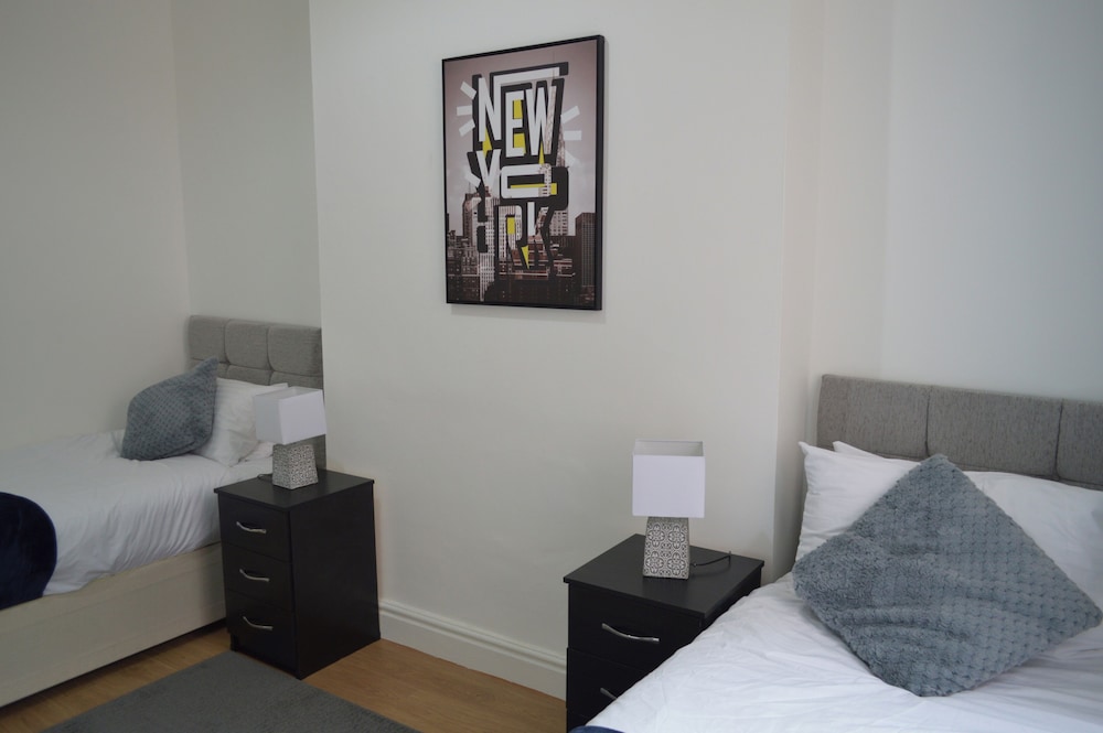 Beautiful Two-bed Apartment With Driveway Parking view 4