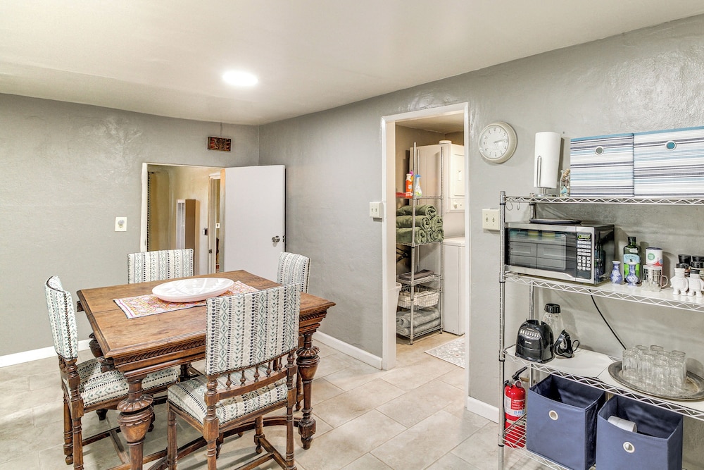 3 Mi to Old Town, Fenced Yard: ABQ Abode!
