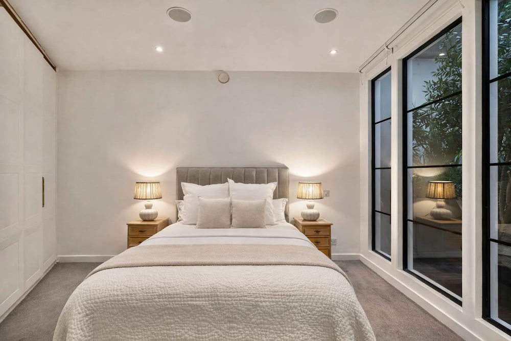 London Mews Home w Glass Atrium Terrace
