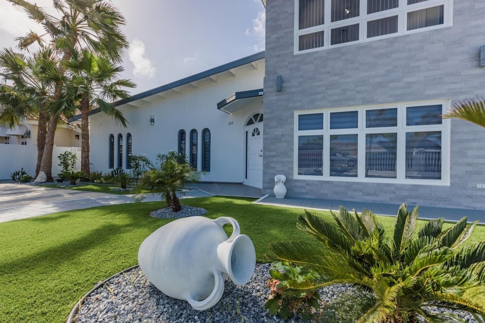 NEW Modern Stylish 6BR 6BA Villa Near Palmbeach