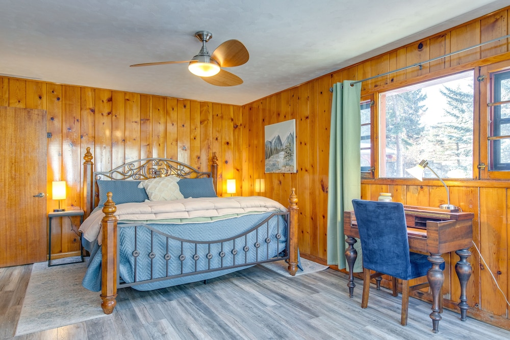 Charming Idaho Springs Retreat on Chicago Creek!