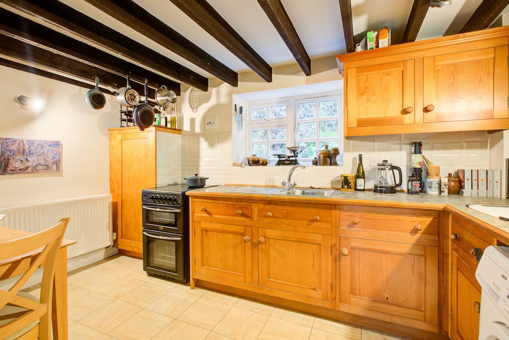 Charming Hilltop Cottage With Panoramic Views