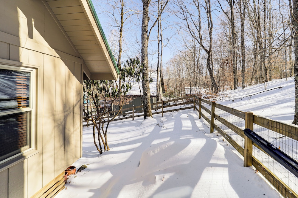 2 Mi to Skiing: Blue Ridge Mtn Cabin w/ Hot Tub!