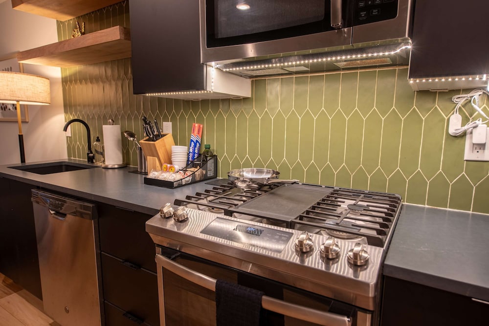 Sosuite 2BR Apt w Patio W D Sofabed
