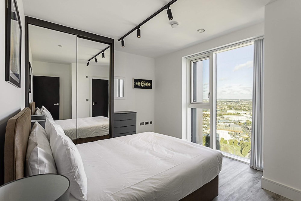 Beautiful 2 Bed Icon Tower Flat 5