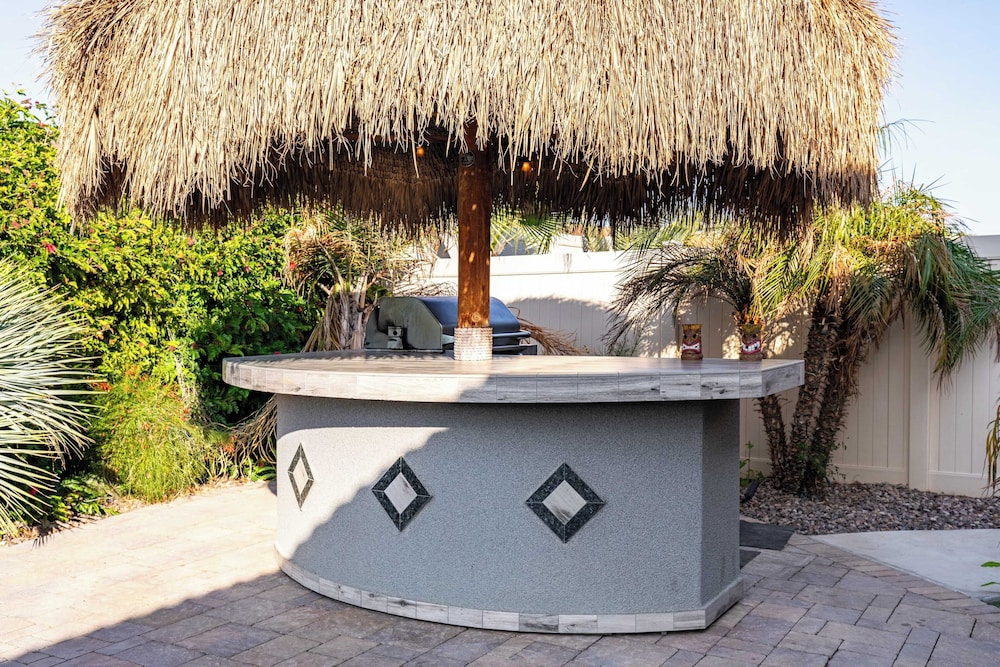 Luxe Indio Stay w/ Pool, Tiki Bar & Fire Pit Near Coachella Longfellow